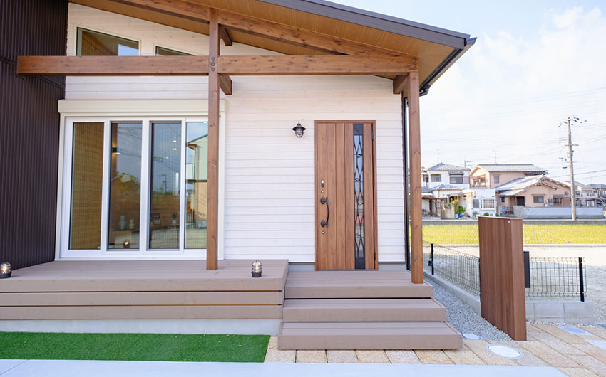 平屋の佇まいに、中二階と高い天井。