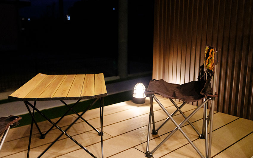 庭の片隅が、もうひとつのリビングになる。