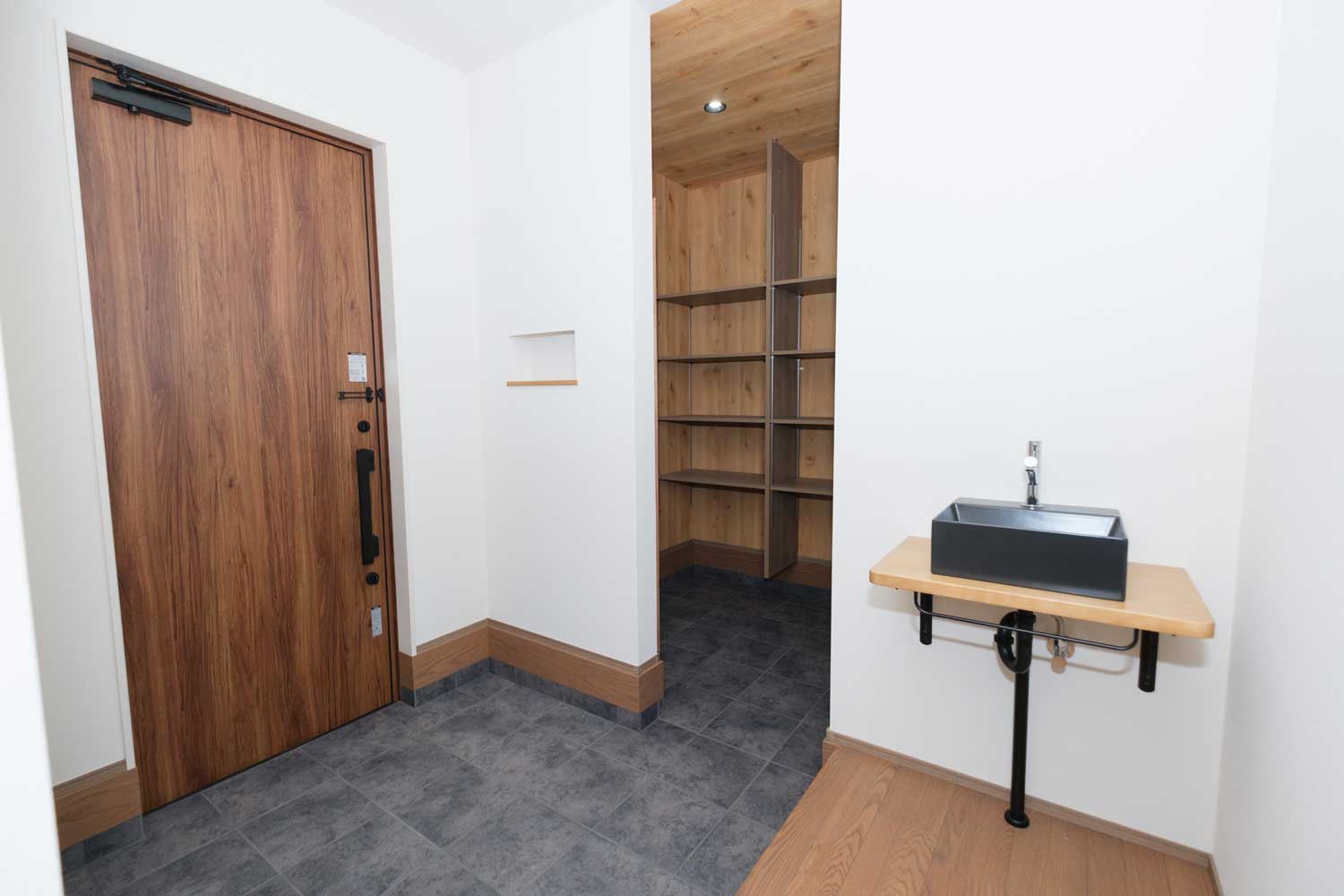 広々とした玄関と、大容量の土間。